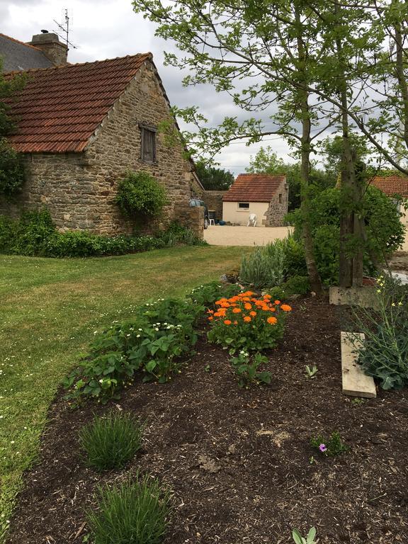 Gites Du Manoir Runan Bagian luar foto