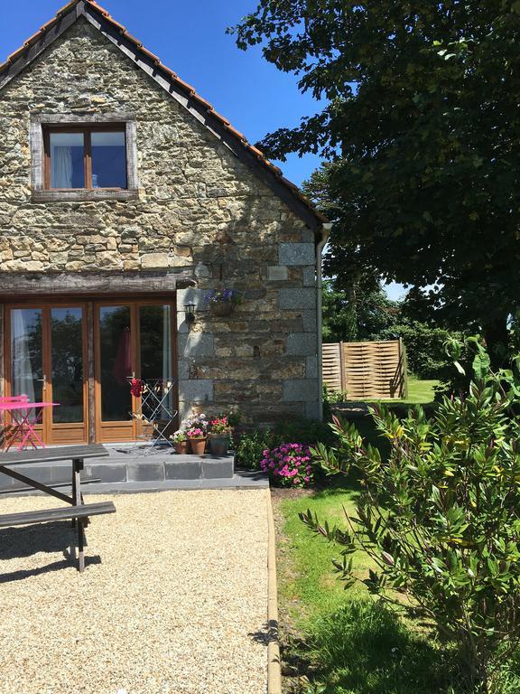 Gites Du Manoir Runan Bagian luar foto